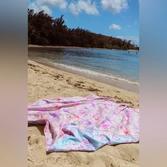 NWT Hurley x LoveShackFancy Reversible Beach Towel – Pink & Blue - Picture 5 of 9